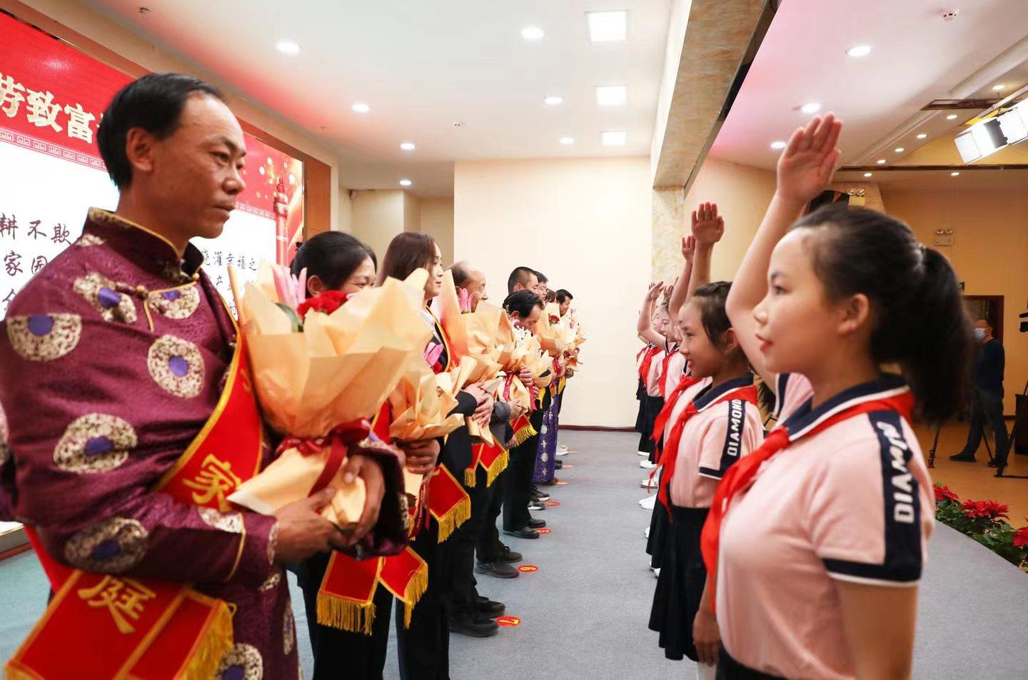 2022年天?？h“最美家庭”評(píng)選揭曉大會(huì)現(xiàn)場(chǎng).jpg